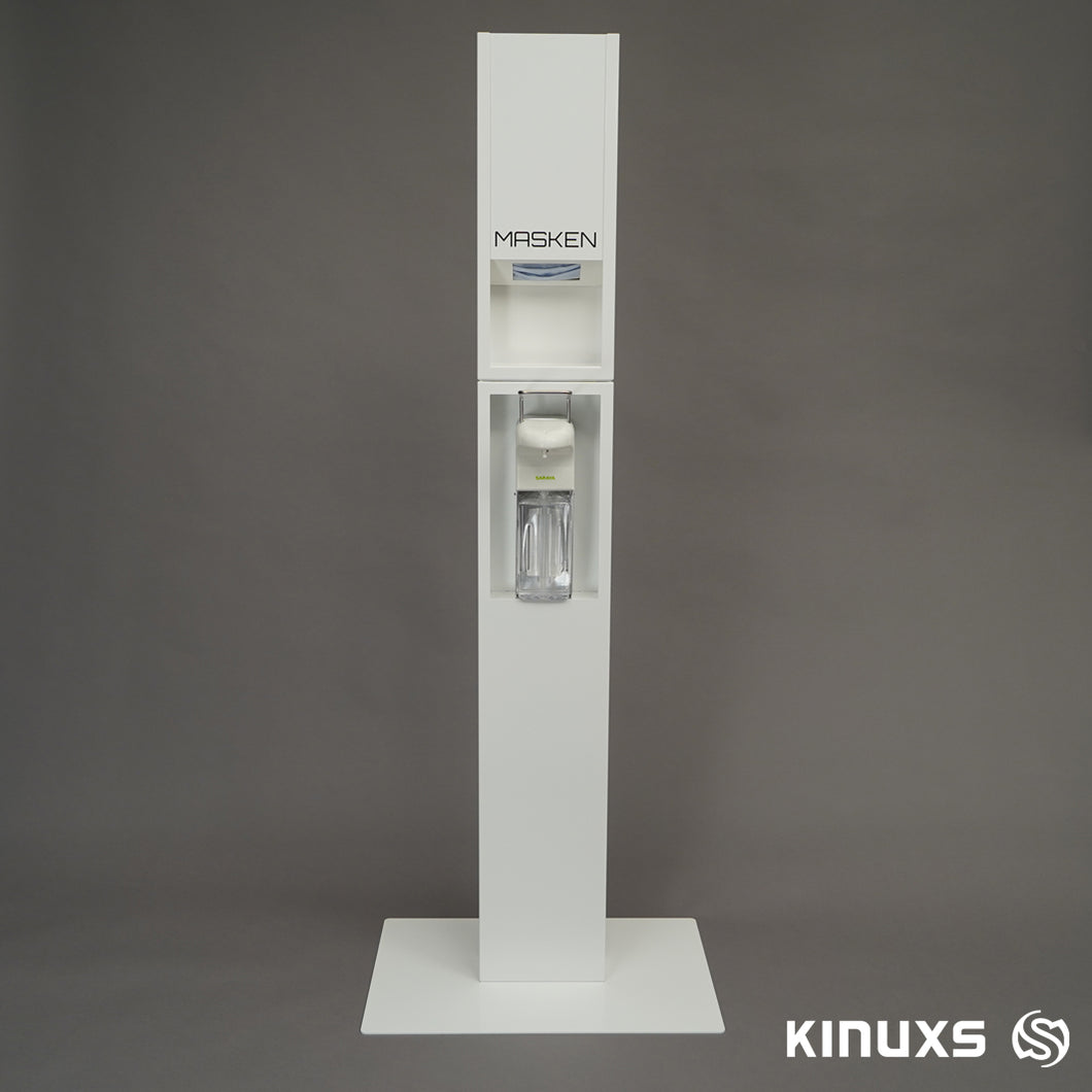 Weiße design Hygienestation als Bodenständer der Marke Kinuxs, mit integriertem Spender zur kontaktlosen Entnahme von OP Masken sowie einem Desinfektionsspender. Ansicht von vorne mit Kinuxs-Logo.