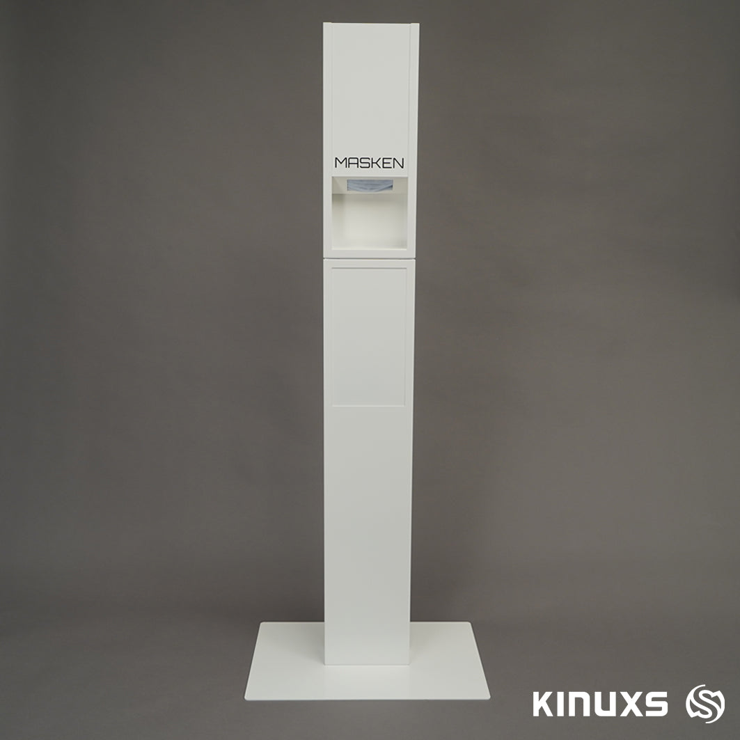 Weißer design Maskenspender mit Bodenständer der Marke Kinuxs zur kontaktlosen Entnahme von MNS-Masken. Ansicht von vorne mit Kinuxs-Logo.